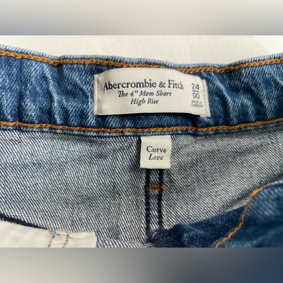 Abercrombie & Fitch Curve Love High Rise 4 Inch Mom Short - Picture 3 of 4